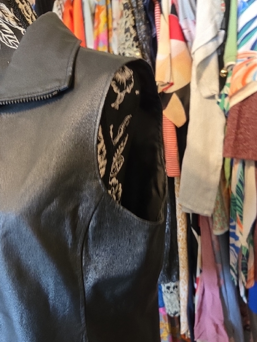 Sleeveless Black Leather Zip Vest for Women - Picture 4 of 7